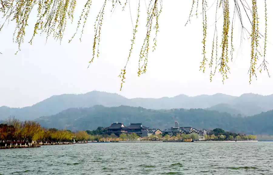 钱湖国宾馆,就坐落在东钱湖沙山路的临湖处 钱湖国宾馆,就坐落在东钱湖沙山路的临湖处