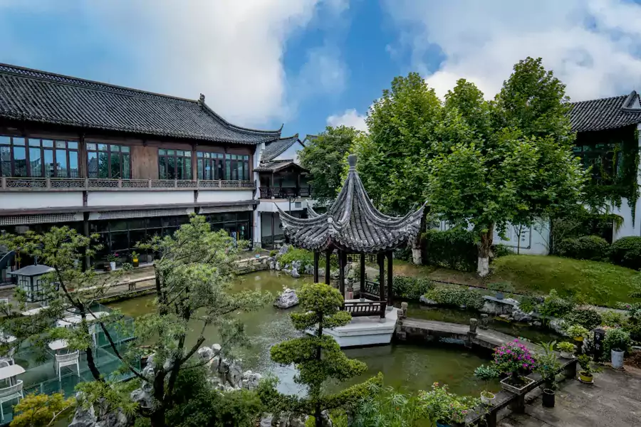 秉持修旧如旧的原则,保留了原有的石基、庭院水池与古树 秉持修旧如旧的原则,保留了原有的石基、庭院水池与古树