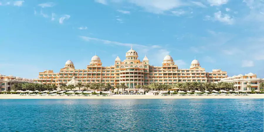 迪拜棕榈莱佛士酒店外墙是温柔的粉白色