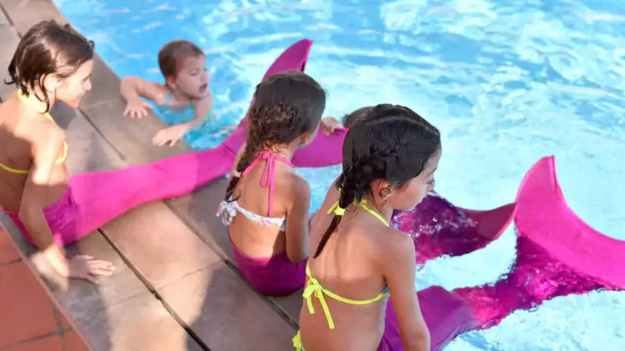 专业工作人员会陪着孩子