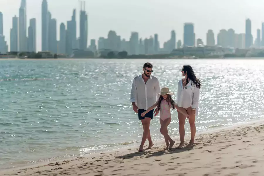 沿着 500 米的私人白沙滩散步最舒服