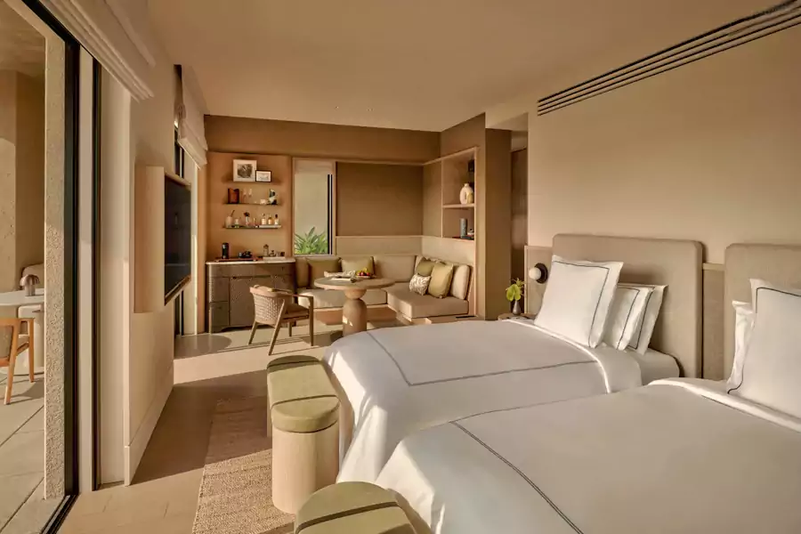 侘寂风美学贯穿始终，简约的线条、温润的木质家具、低饱和度的色调