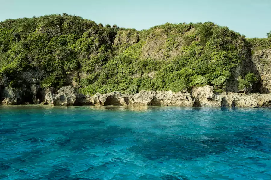 看阳光透过海水在礁石上洒下斑驳光影