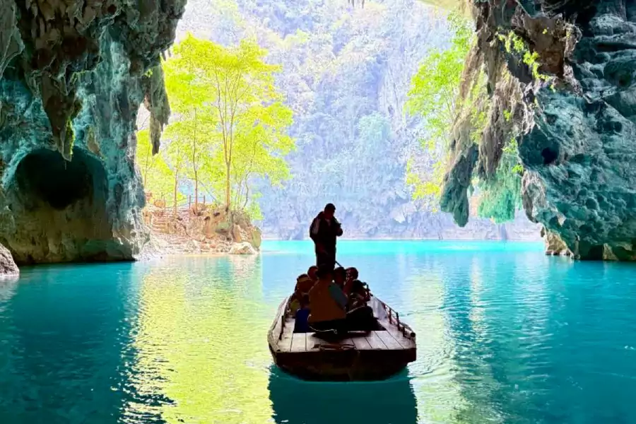 乘船划入地下暗河