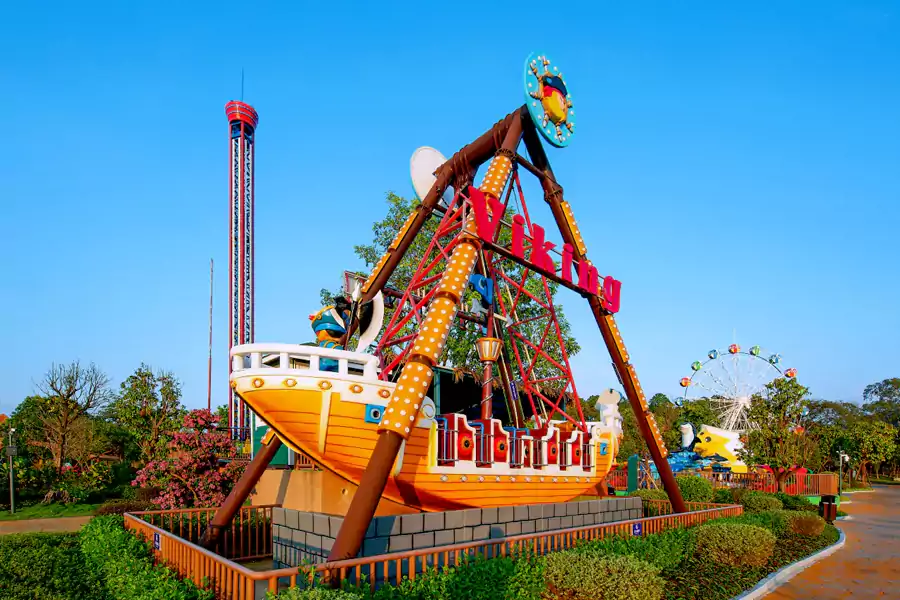 红色的小火车穿梭在绿意里