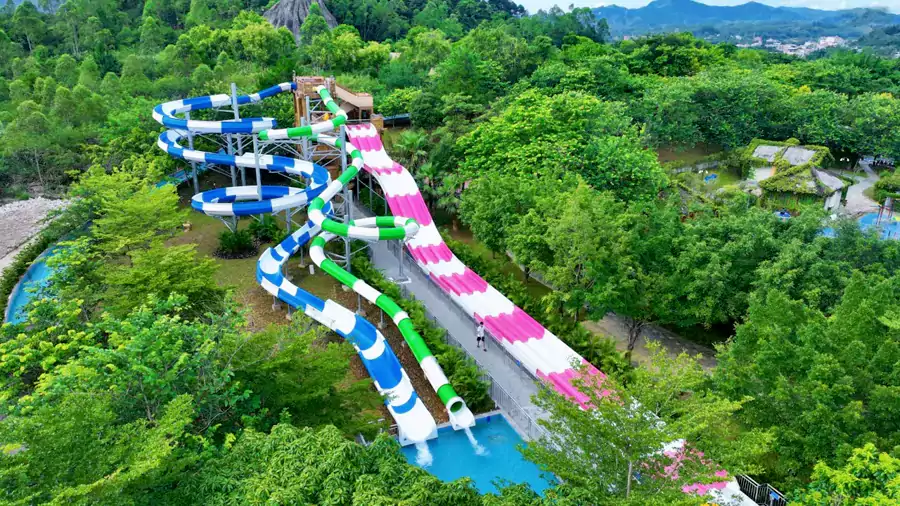 蓝色的滑道、白色的冰柱装饰