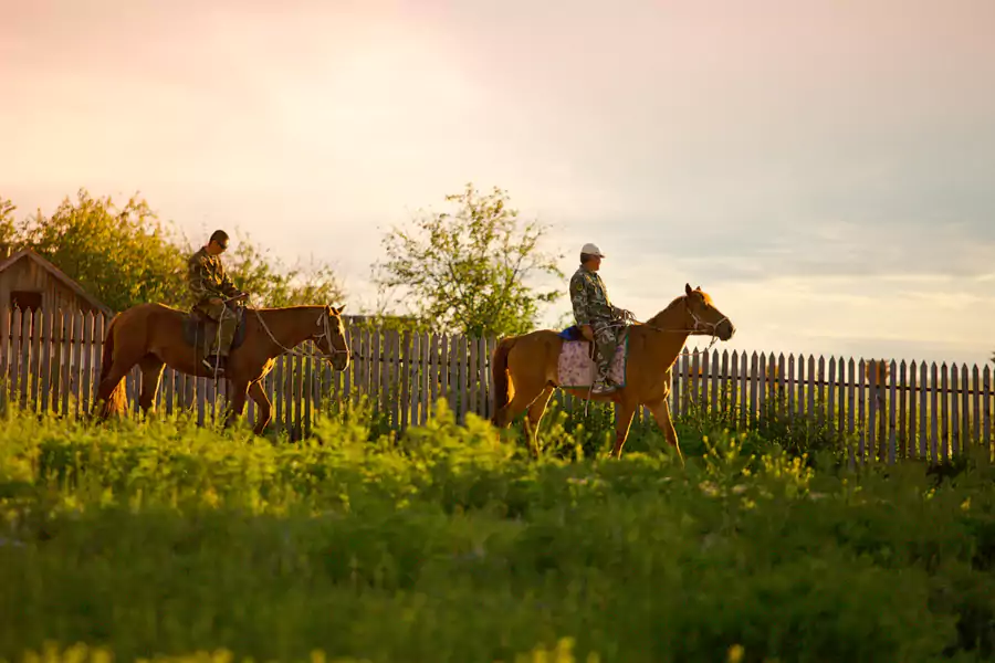 恩和的清晨是被马蹄声和烤列巴的香气叫醒的 恩和的清晨是被马蹄声和烤列巴的香气叫醒的
