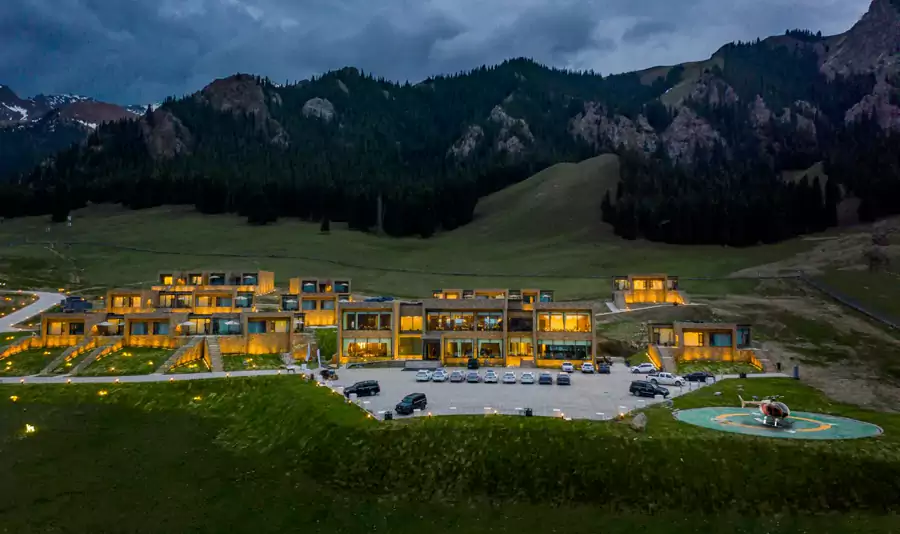 13 栋独立别墅像从山石里生长出来般