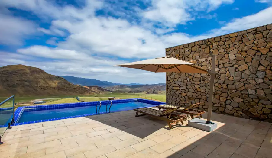 户外自带超大观景台与泳池