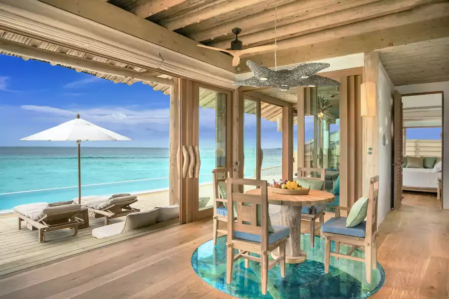 玻璃地板能看见热带鱼从脚下游过 玻璃地板能看见热带鱼从脚下游过