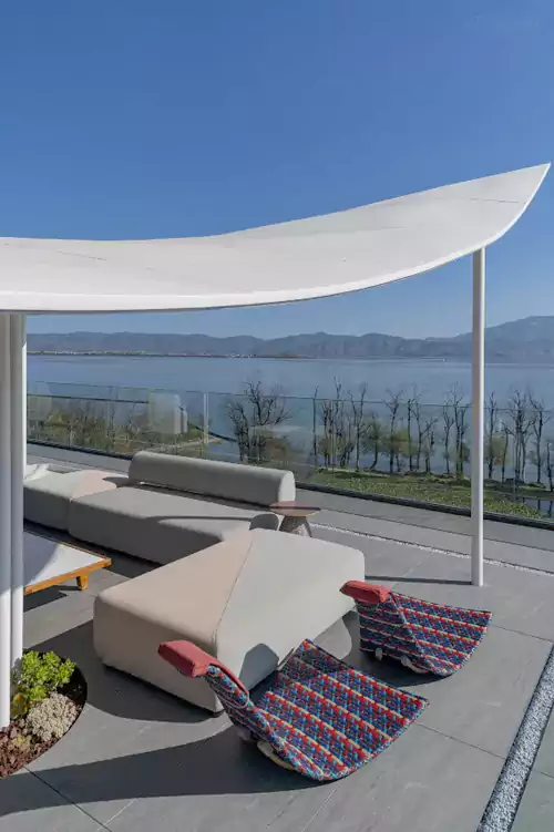 下午回酒店，躺在露台的藤椅上