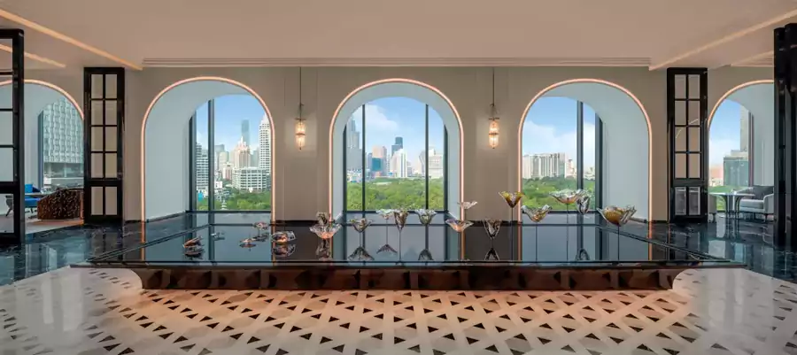 大堂吧的拱形窗户，堪称天然取景框