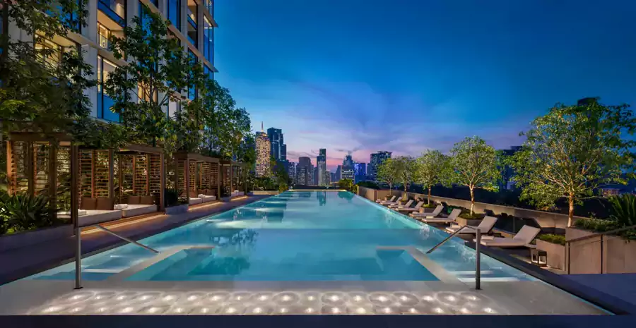 若问这家酒店的必体验，答案一定是高空无边泳池