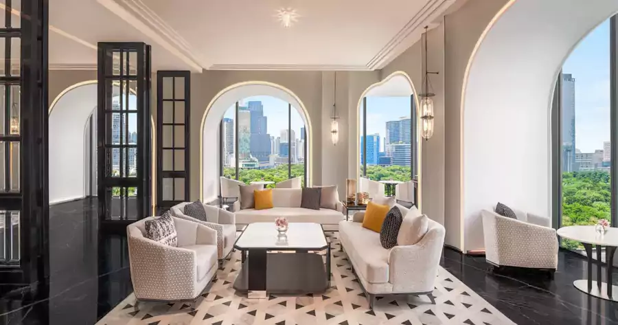 视线越过公园的浓绿，便是曼谷壮丽的城市天际线