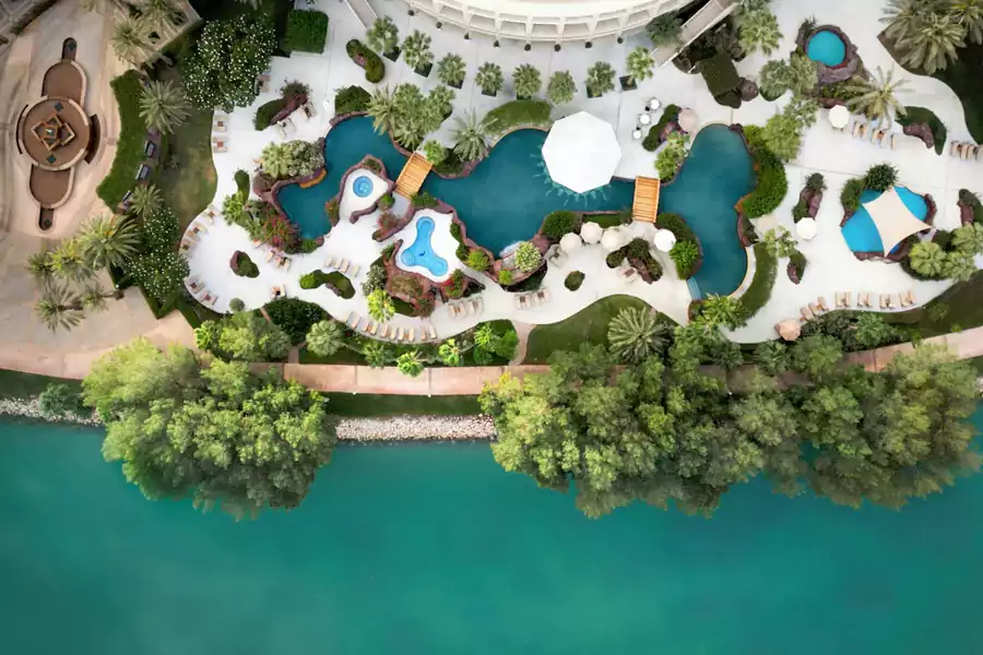 走下客房楼，便是酒店独有的白色私人沙滩