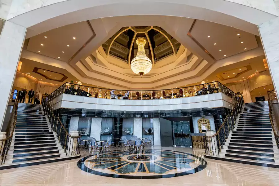 最先被打动的，是那种时空交织的设计美感