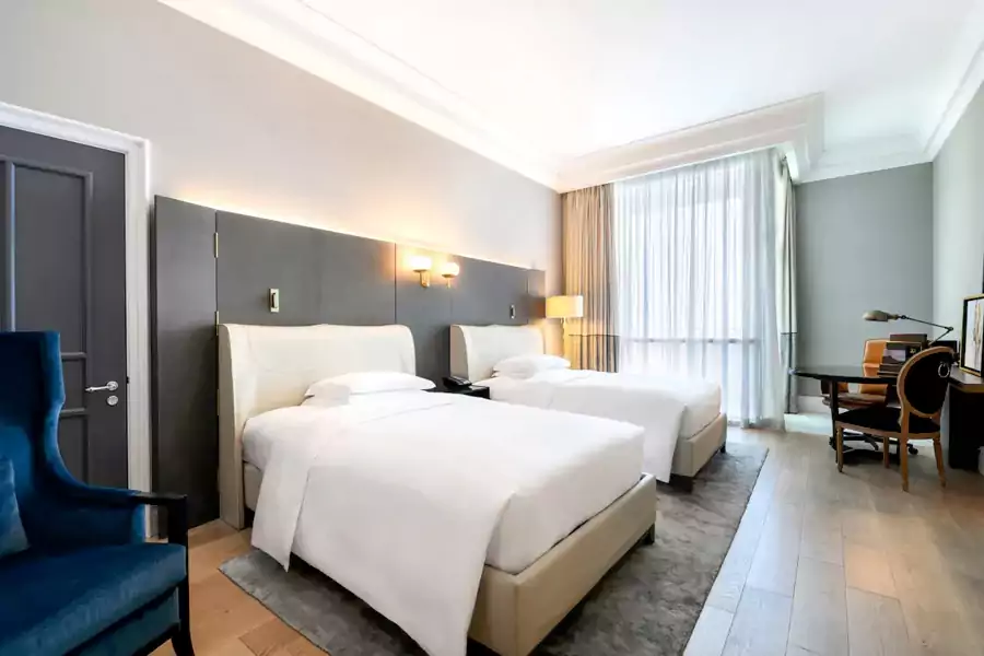 51㎡的海景豪华房，落地窗外就是无边海湾