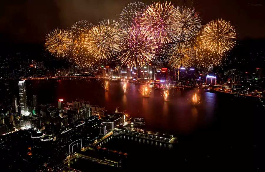 那种云端看烟花的浪漫,足以定格一整年的难忘记忆 那种云端看烟花的浪漫,足以定格一整年的难忘记忆