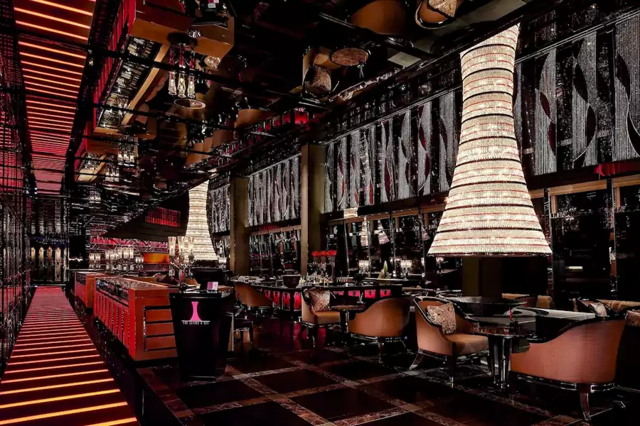 118 层的 Ozone 酒吧更是氛围感天花板 118 层的 Ozone 酒吧更是氛围感天花板