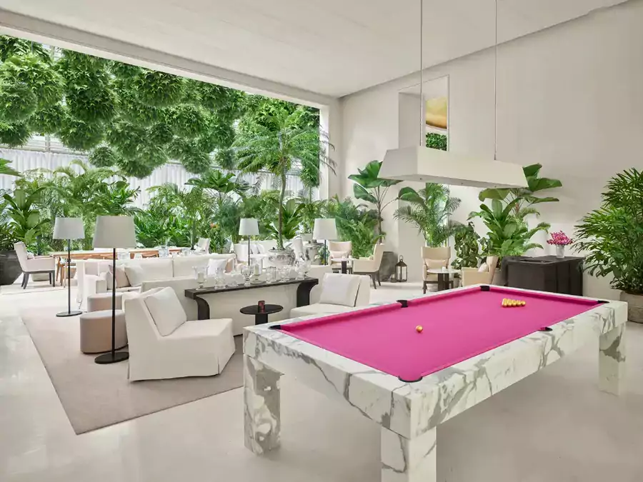 上百只蕨类植物做成的花球悬在半空 上百只蕨类植物做成的花球悬在半空