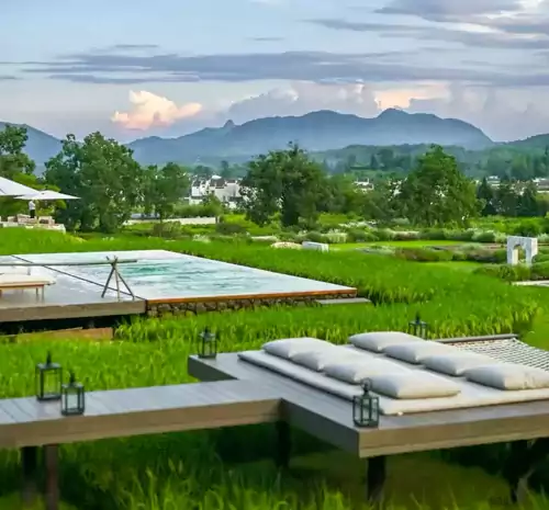 爬完黄山回来,下午可以去悬浮冥想台躺着呼吸山林空气,或是在泳池里泡到日落 爬完黄山回来,下午可以去悬浮冥想台躺着呼吸山林空气,或是在泳池里泡到日落