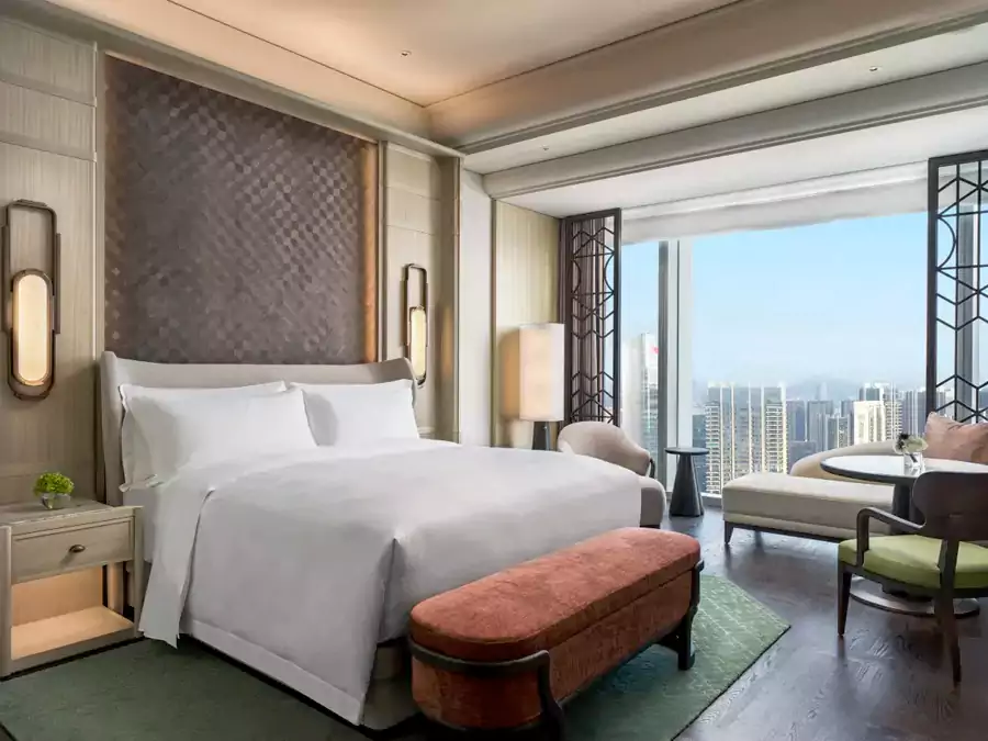 酒店的 289 间客房及套房,延续了奢华与雅致的基调 酒店的 289 间客房及套房,延续了奢华与雅致的基调