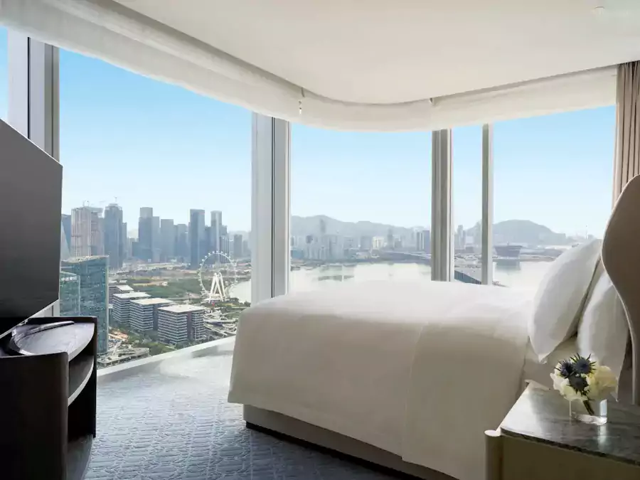 50 平米的豪华城景房,180° 落地窗将宝安的繁华夜景框成动态画卷 50 平米的豪华城景房,180° 落地窗将宝安的繁华夜景框成动态画卷