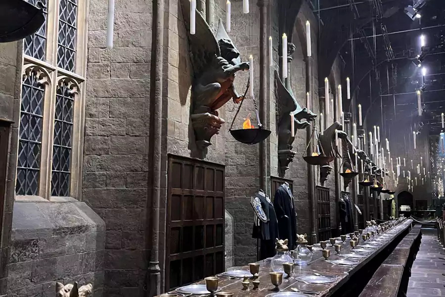 长条餐桌上摆着泛着古朴光泽的银质餐具 长条餐桌上摆着泛着古朴光泽的银质餐具