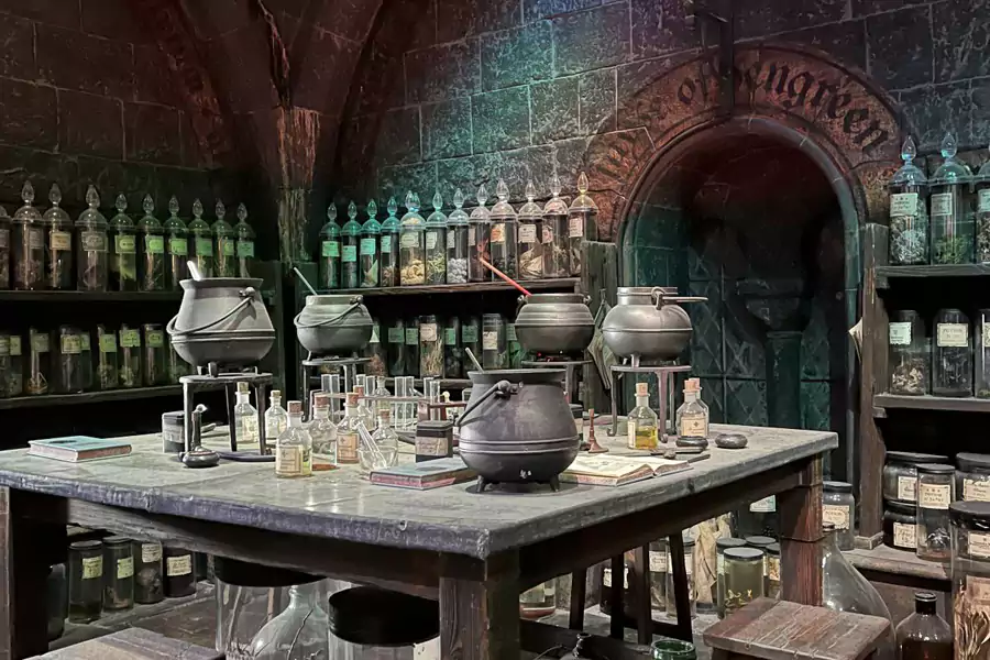 装着彩色药水的玻璃罐 装着彩色药水的玻璃罐