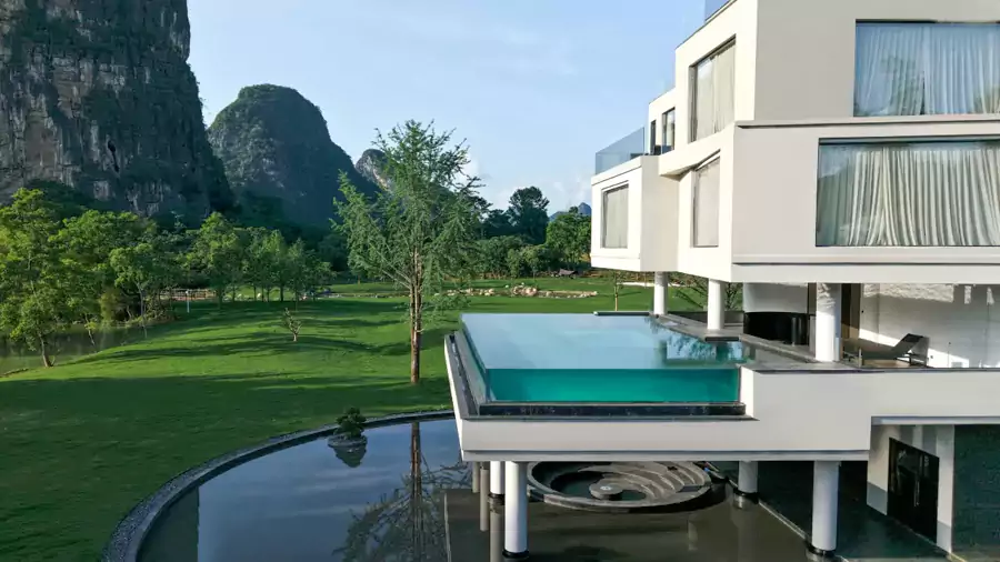 v 酒店的无边泳池更是出片神器