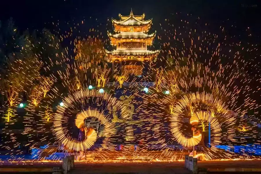 当暮色降临,齐云小镇就成了非遗的舞台 当暮色降临,齐云小镇就成了非遗的舞台