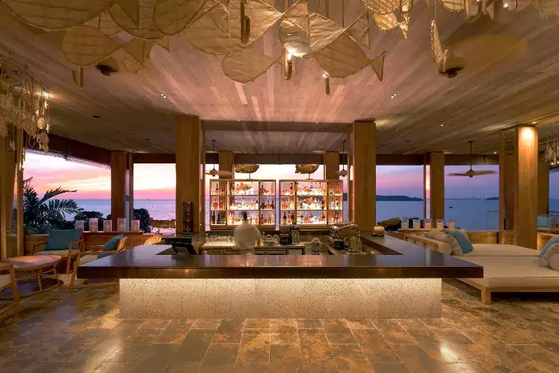 点一杯用当地水果调制的鸡尾酒,看着太阳慢慢沉入泰国湾 点一杯用当地水果调制的鸡尾酒,看着太阳慢慢沉入泰国湾