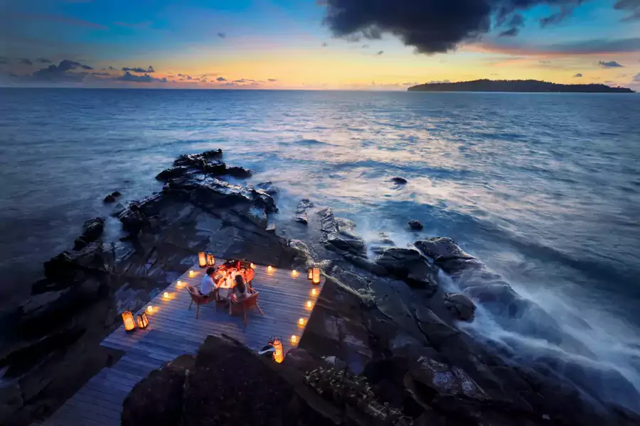 沿着海边的木质栈道散步 沿着海边的木质栈道散步
