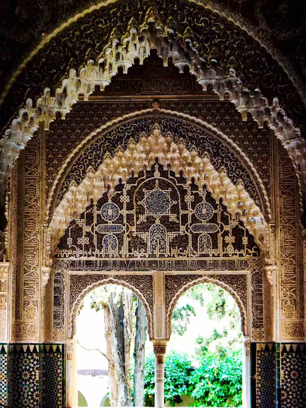 殿内的装饰更是极尽繁复,廊柱、顶棚布满细腻的阿拉伯几何花纹 殿内的装饰更是极尽繁复,廊柱、顶棚布满细腻的阿拉伯几何花纹