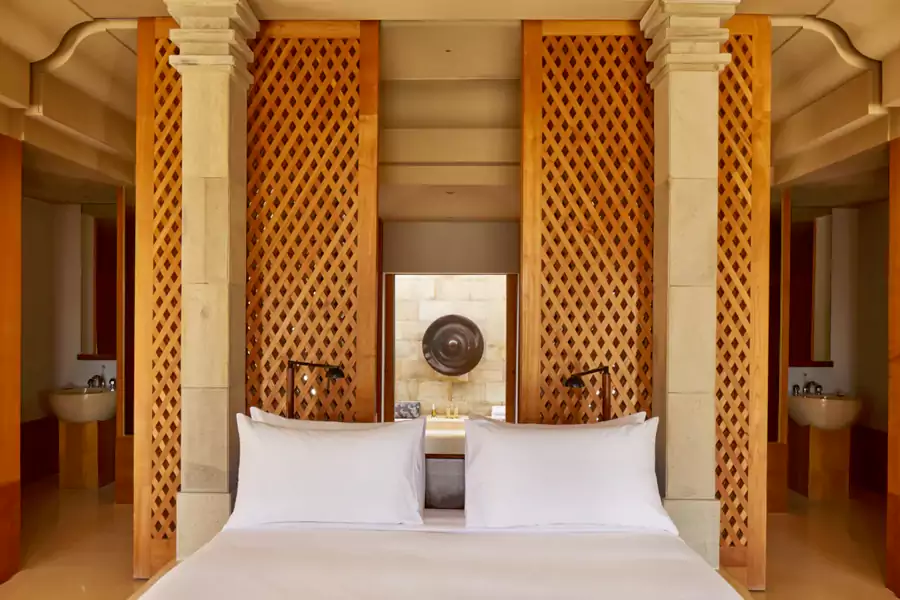 床头的手工木雕纹饰精美 床头的手工木雕纹饰精美