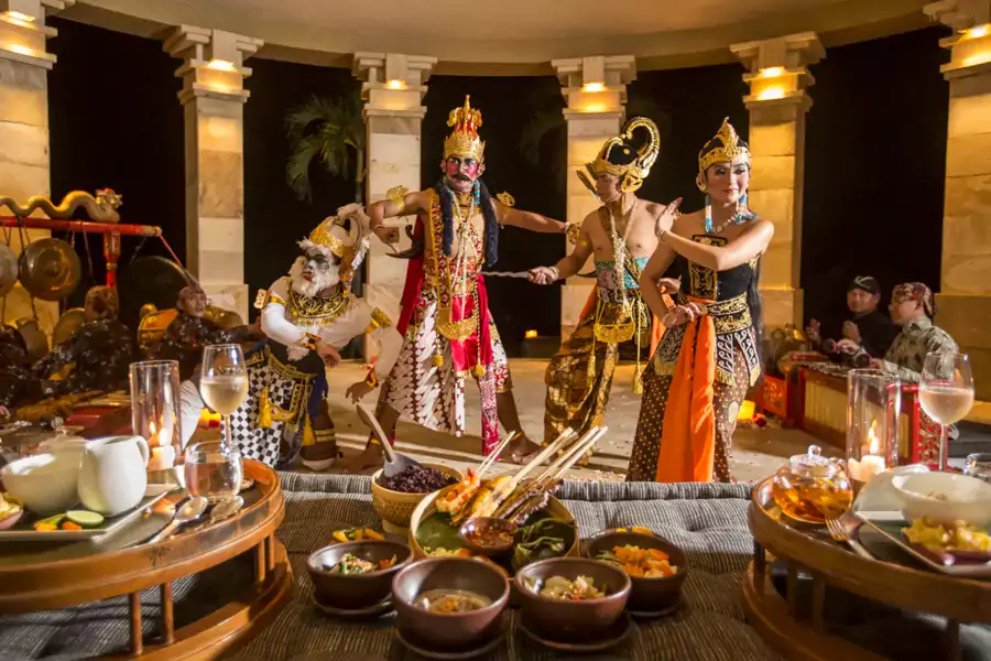 当地艺人穿着传统服饰,表演着爪哇传统舞蹈与音乐 当地艺人穿着传统服饰,表演着爪哇传统舞蹈与音乐