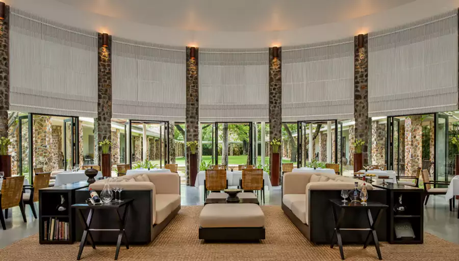 圆形餐厅采用全景落地玻璃设计 圆形餐厅采用全景落地玻璃设计