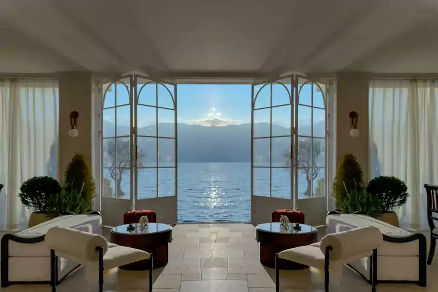 清晨拉开阳台门，波光粼粼的湖面像铺了层碎银