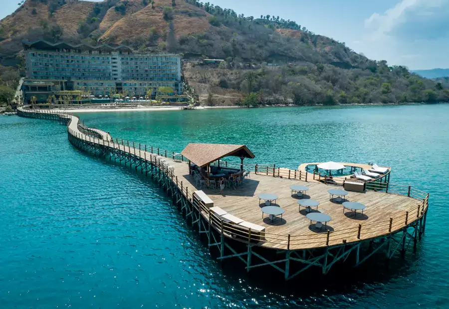 阿雅娜科莫多艾齐洙沙滩度假村门口的 250 米私人栈桥延伸向碧海 阿雅娜科莫多艾齐洙沙滩度假村门口的 250 米私人栈桥延伸向碧海