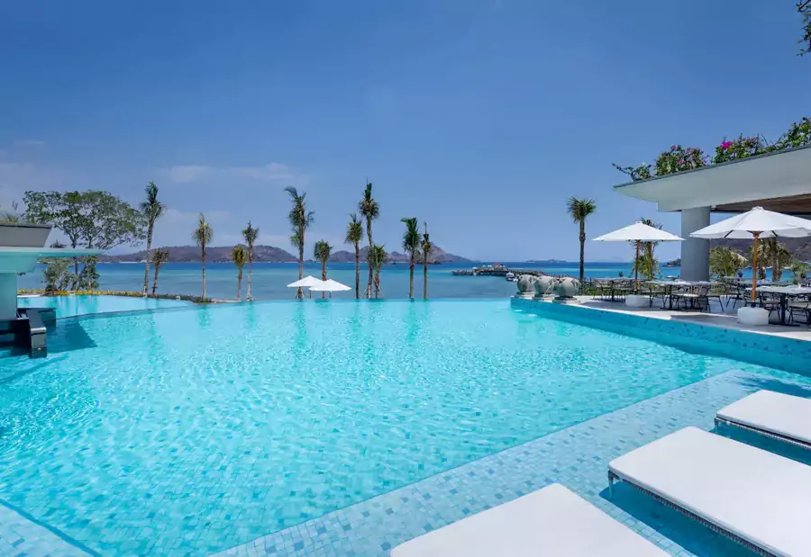 宝石蓝的泳池与低矮的热带植被相映成趣 宝石蓝的泳池与低矮的热带植被相映成趣