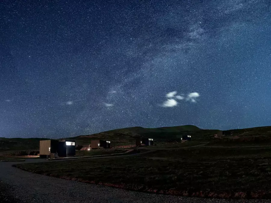 躺在露台的躺椅上，星空繁星点点