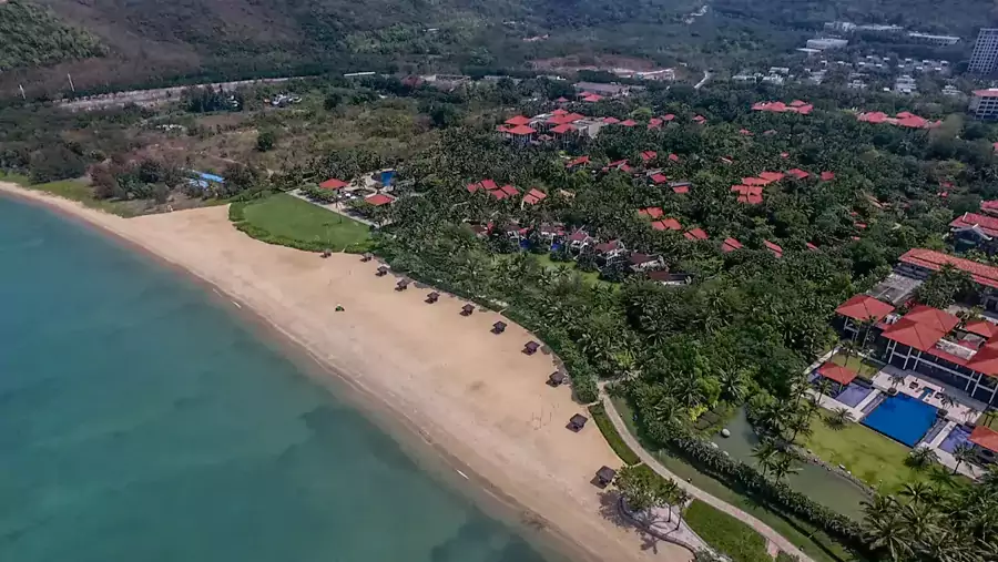 酒店独占的 800 米私属沙滩，是避开人潮的绝佳去处