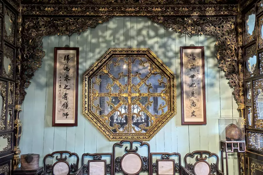 因楼内木雕贴满13斤金箔而得名 因楼内木雕贴满13斤金箔而得名