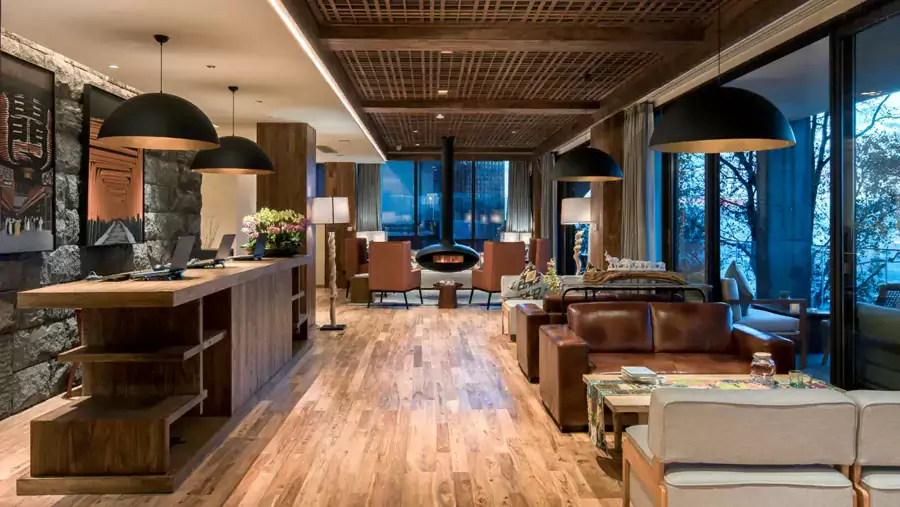 大堂用老榆木撑起高挑空间 大堂用老榆木撑起高挑空间