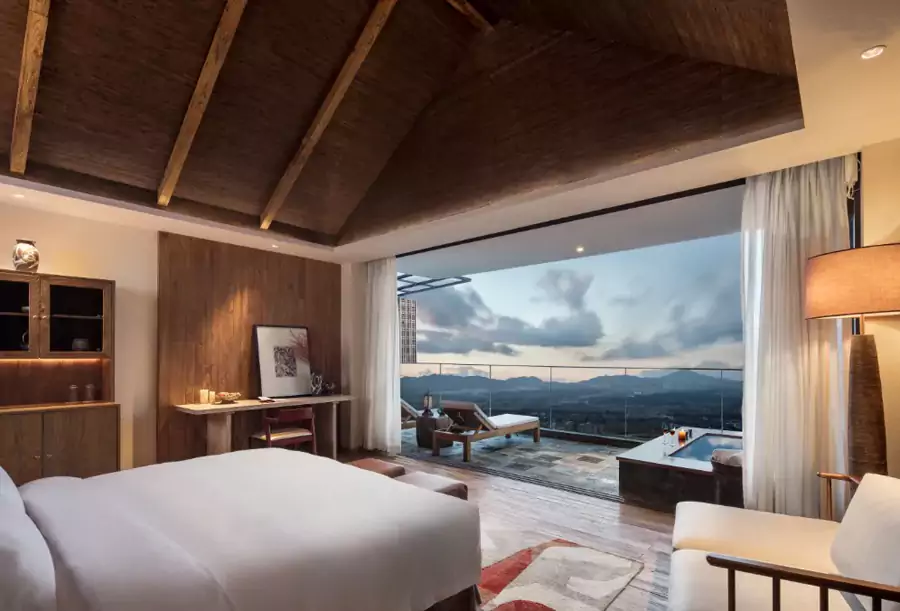 20 间客房均以火山石与实木搭建 20 间客房均以火山石与实木搭建