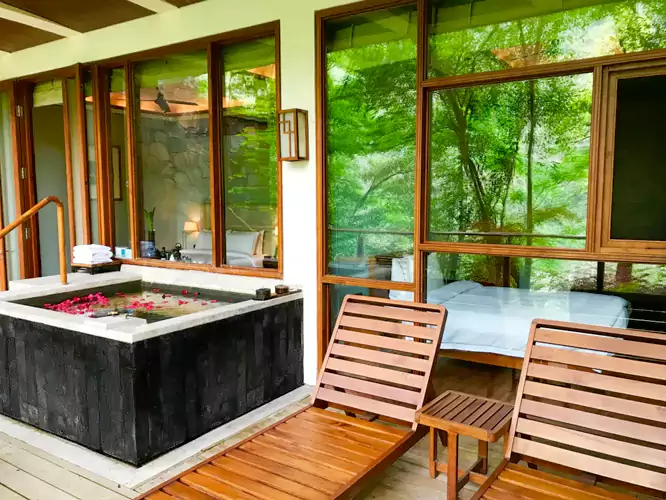 推窗即见江景与山雾