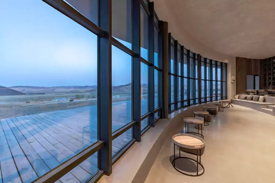 公区的格子窗让天光肆意洒入