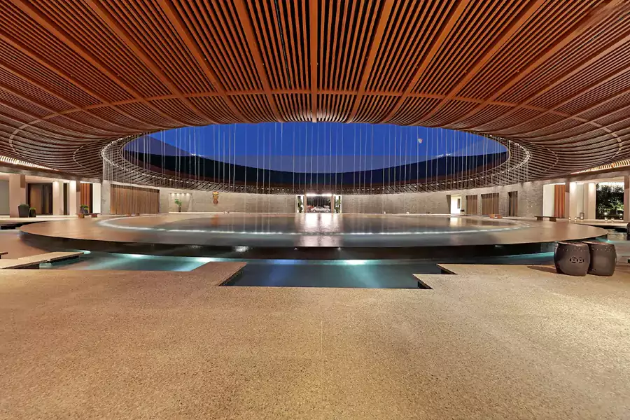 圆形露天水池在不同时段垂下珠帘般的水幕 圆形露天水池在不同时段垂下珠帘般的水幕