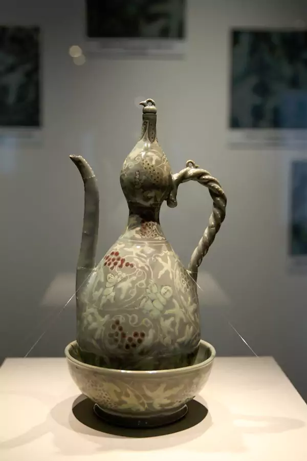 馆内收藏着从旧石器时代到朝鲜时代的海量文物