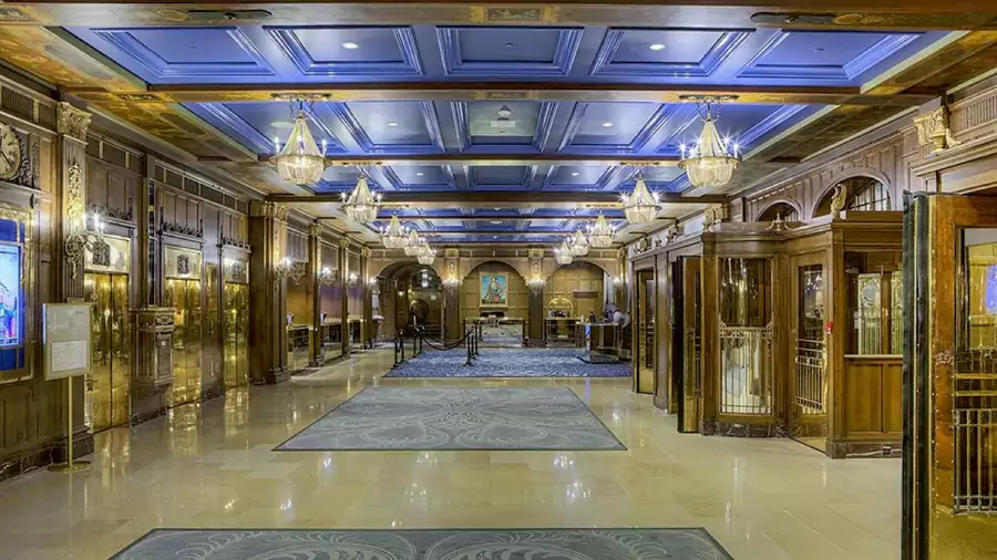 走进费尔蒙芳堤娜城堡酒店的大堂，时光仿佛慢了下来